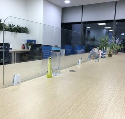 Lắp đặt tấm chắn kính ngăn bàn làm việc