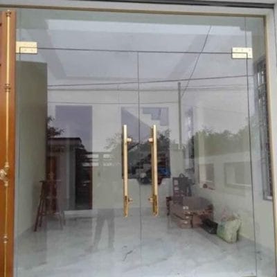 Cửa kính cường lực 2 cánh mở quay tay nắm vàng cao cấp Cửa kính cường lực 2 cánh mở quay tay nắm vàng cao cấp