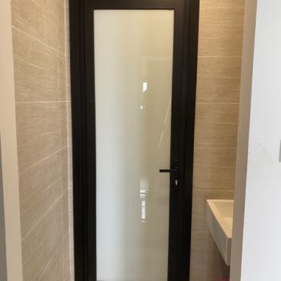 Cửa mở quay 1 cánh hệ nhôm Xingfa nhập khẩu màu đen kính trắng đục
