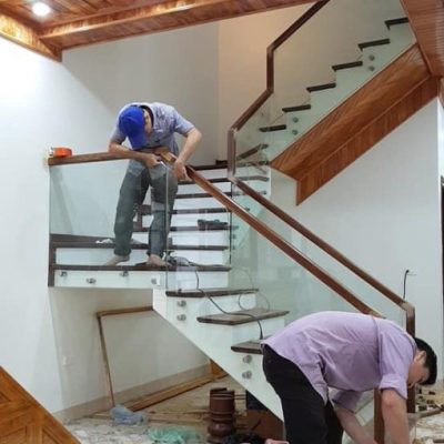 Cầu thang kính trắng trong cường lực