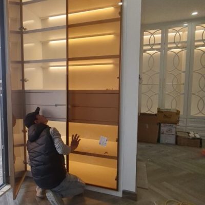 Tủ trưng bày cánh kính màu trà khung nhôm màu vàng xước Tủ trưng bày cánh kính màu trà khung nhôm màu vàng xước