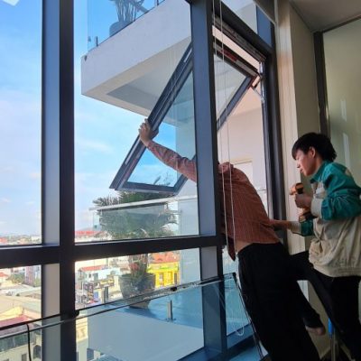 Cửa sổ mở hất kết hợp vách kính mặt dựng Cửa sổ mở hất kết hợp vách kính mặt dựng