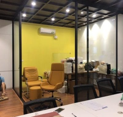Lắp đặt tấm kính ngăn văn phòng hiện đại Lắp đặt tấm kính ngăn văn phòng hiện đại