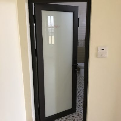 Cửa đi mở quay 1 cánh kính trắng đục Cửa đi mở quay 1 cánh kính trắng đục