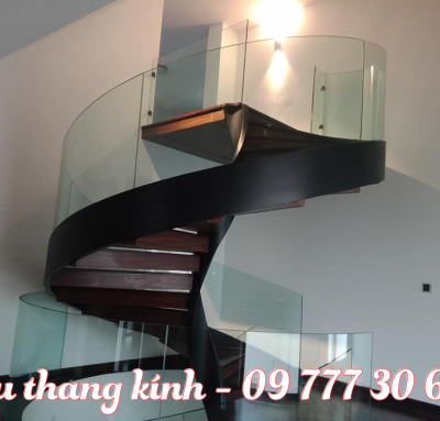 Lắp đặt cầu thang kính cong cho diện tích nhỏ