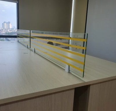 Vách kính ngăn bàn làm việc