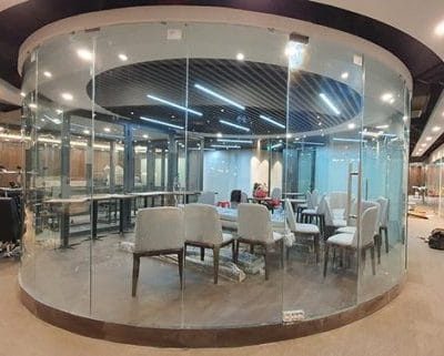 Vách kính cường lực uốn cong ngăn phòng Vách kính cường lực uốn cong ngăn phòng