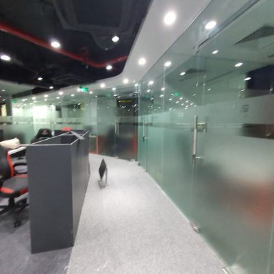 Vách ngăn văn phòng kính cường lực 10mm màu trắng trong Vách ngăn văn phòng kính cường lực 10mm màu trắng trong