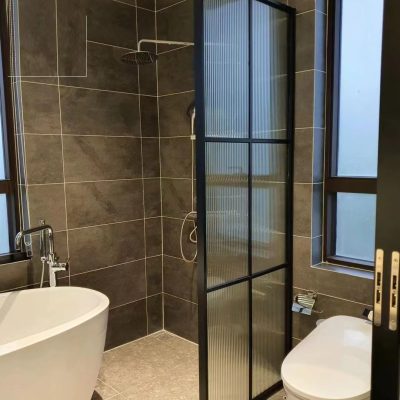 Vách kính nhà tắm hệ nhôm Slim kính sóng có chia đố Vách kính nhà tắm hệ nhôm Slim kính sóng có chia đố
