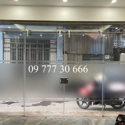 Cửa kính cường lực 2 cánh lùa sang 2 bên màu trắng trong