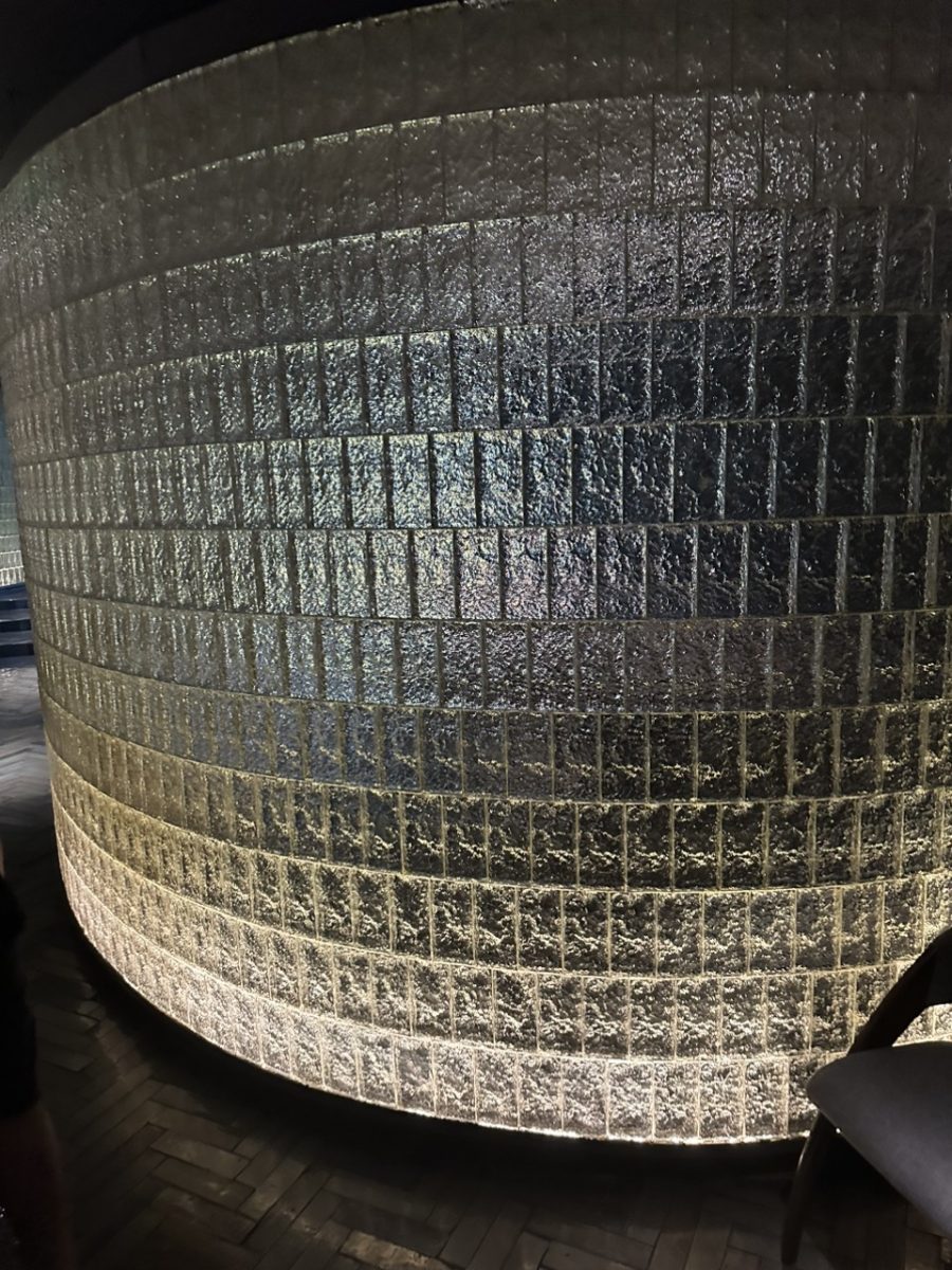 Tường gạch kính cong lấy sáng và trang trí