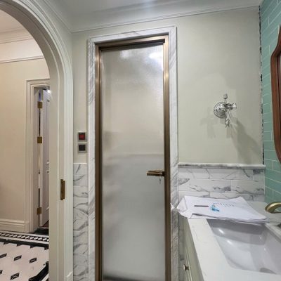 Cửa Slim mở quay 1 cánh màu vàng xước Cửa Slim mở quay 1 cánh màu vàng xước