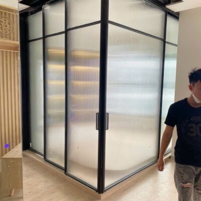 Cửa trượt không ray 3 cánh Slim kính sóng ngăn phòng riêng Cửa trượt không ray 3 cánh Slim kính sóng ngăn phòng riêng