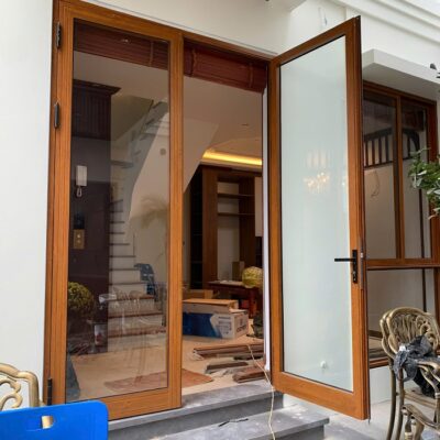 Cửa đi mở quay 2 cánh nhôm Xingfa màu vân gỗ Cửa đi mở quay 2 cánh nhôm Xingfa màu vân gỗ