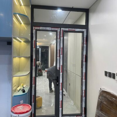 Cửa nhôm Xingfa mở quay 2 cánh màu ghi kèm vách trên