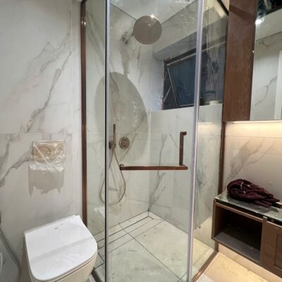 Phòng tắm kính góc cánh mở