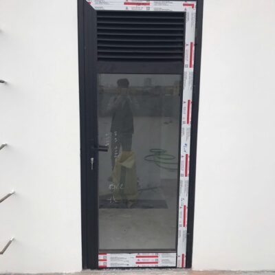 Cửa đi 1 cánh mở có lam chớp trên