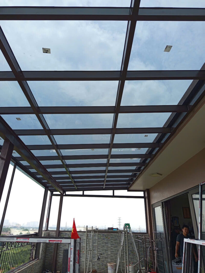 Lắp đặt mái kính cường lực khung thép tại Hà Nội