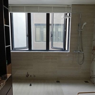 Cửa sổ mở quay 2 cánh có vách cố định giữa