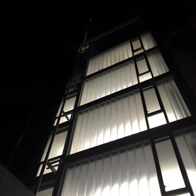 Kính chữ U ứng dụng làm vách kính mặt tiền cách âm hiệu quả